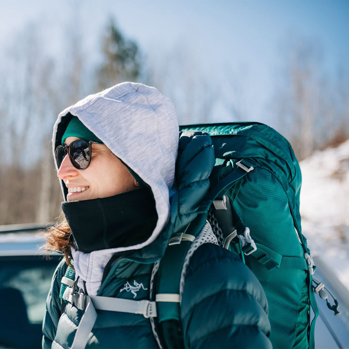 woman wearing an expedition weight neck gaiter outside in the winter while hiking