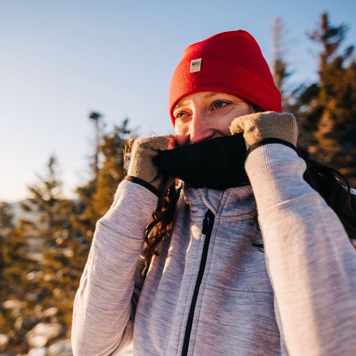 woman hiking pulling up her expedition weight neck gaiter