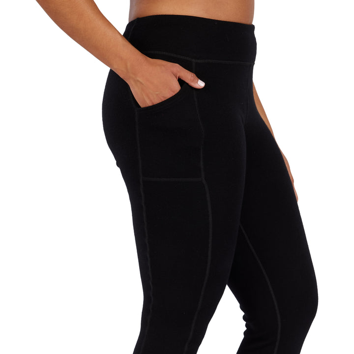 Zoomed in photo showing that these leggings have pockets. The models hand is in their pockets 